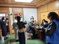<b>听取学生家长和社区群众的看法</b>